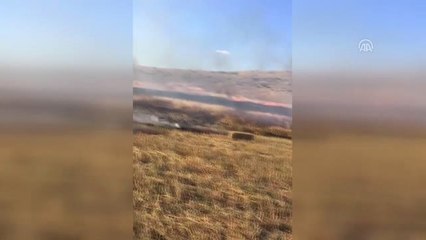 Tarlada çıkan yangında biçerdöver de yandı