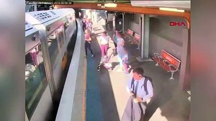 Görevliler raylara düşen çocuğu son anda kurtardı