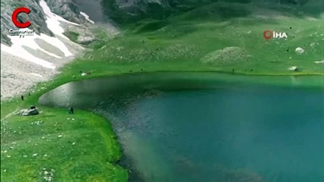 Bolkar zirvesindeki kar ve göl manzarası ziyaretçileri mest ediyor