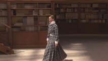 Chanel minimalista e intelectual en la primera alta costura de Virginie Viard