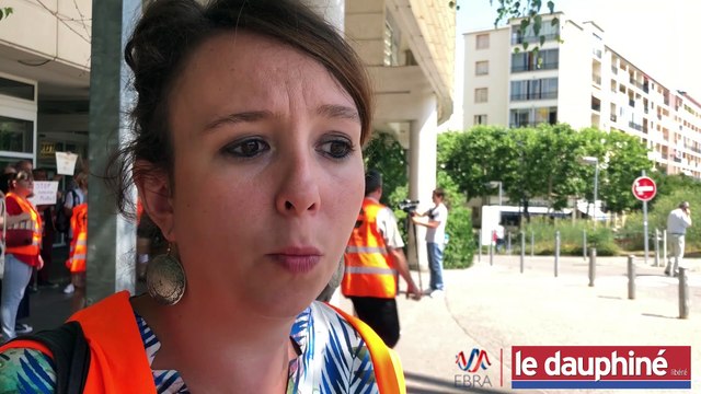Une quarantaine de personnel hospitaliers se sont rassemblés devant l’hôpital de Gap pour dénoncer l’absence des moyens humains et financiers et l'épuisement professionnel.