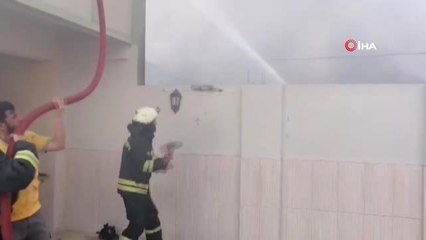 Körfez'de beyaz eşya deposu alev alev yandı