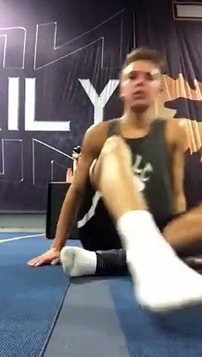 Entraînement de gym.. il saute.. saute.. et termine le cou tordu au sol !