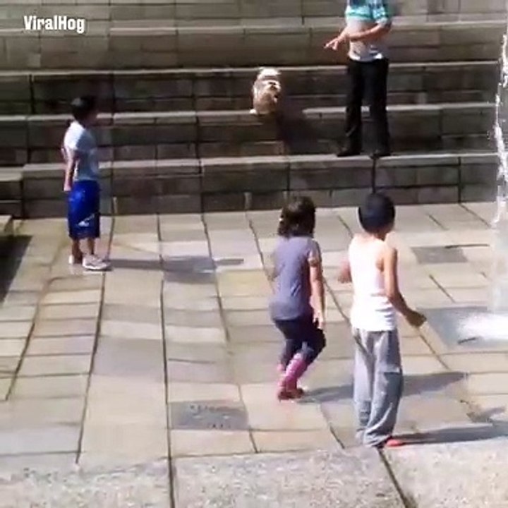 Une fillette traumatisée à vie par les jets de la fontaine... Gamelle douloureuse