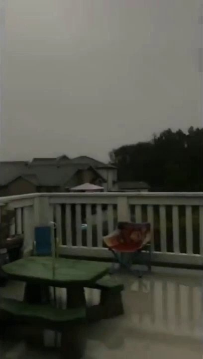 Quand la foudre tombe tout pret de cette maman et son fils...