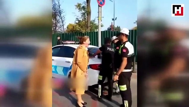 Elle pense vraiment que crier sur des policiers va lui éviter de prendre une amende? Débile