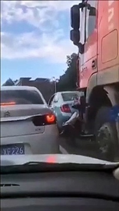 Cette femme en scooter va avoir beaucoup de chance dans sa chute...