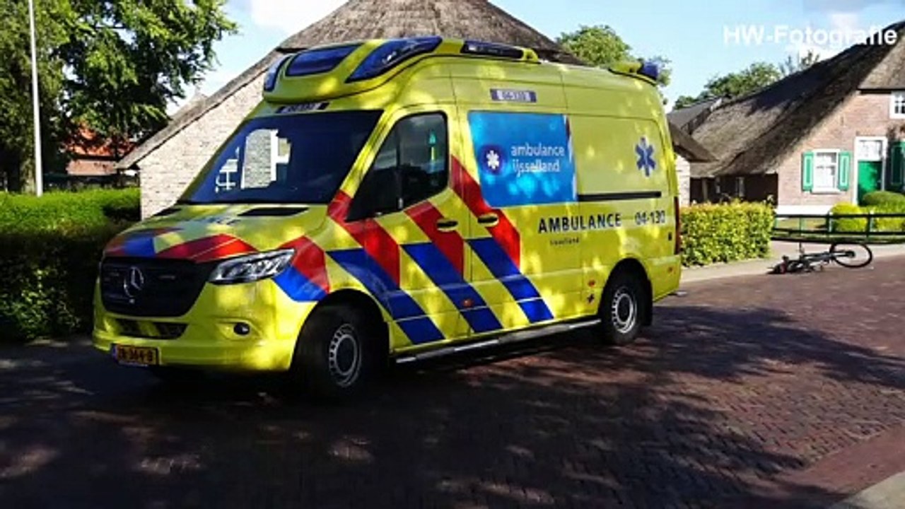 Auto botst met fiets op Oude Rijksweg in Rouveen