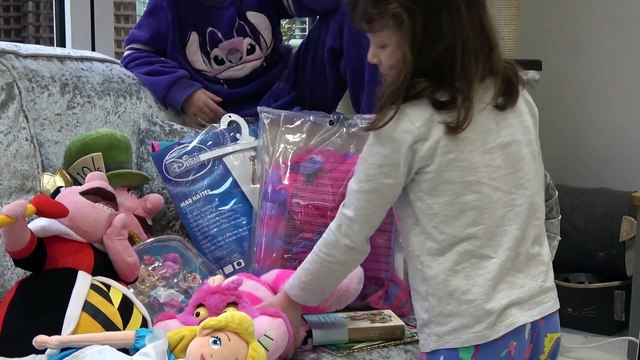 Sophia, Isabella e Alice Mostrando o Livro, Vestido e Brinquedos da Disney - Alice no País das Maravilhas