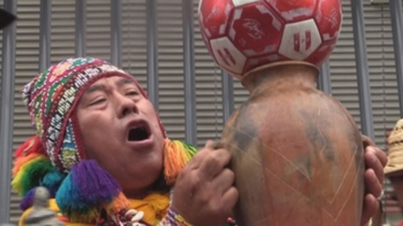 Chamanes y brujos peruanos acuden a sus mejores conjuros para vencer a Chile