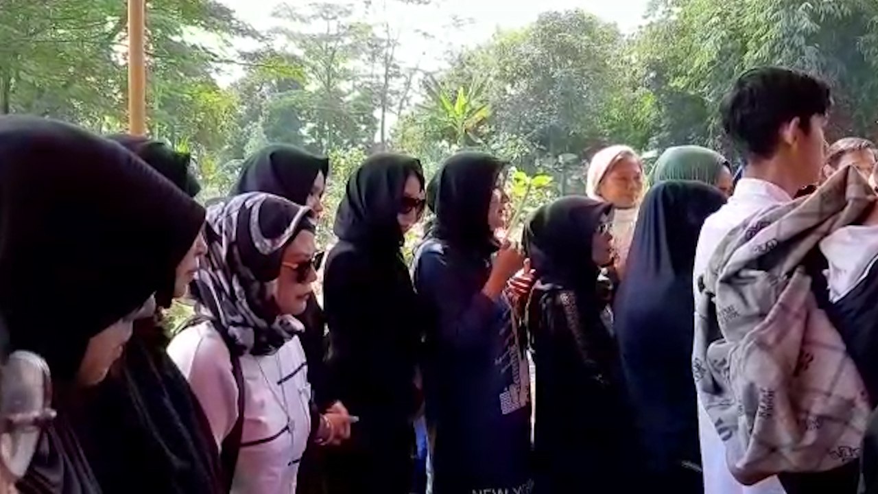 Rita Sugiarto Hadir di Pemakaman Sang Mantan Suami