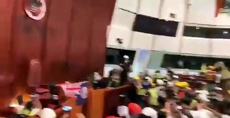 Hong Kong’da göstericiler İngiliz sömürge bayrağını parlamentoya astı