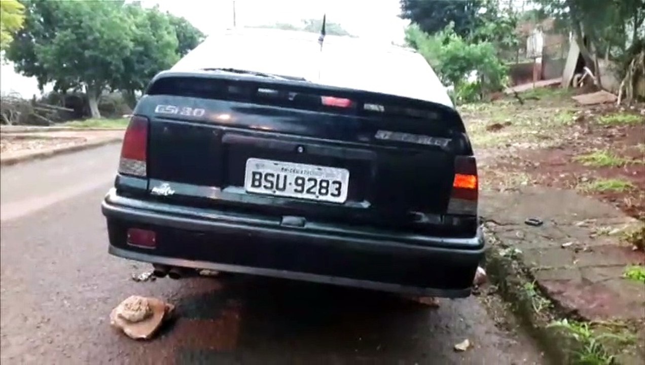 Carro é deixado sem as quatro rodas em rua do Pacaembu
