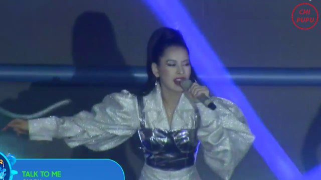 Chi Pu hát live Talk to me quẩy cực sung cùng khán giả Hà Nội tại Summer Water Beat.