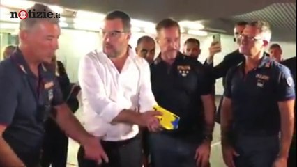 Matteo Salvini prova il Taser: la pistola elettrica in dotazione ai Carabinieri | Notizie.it