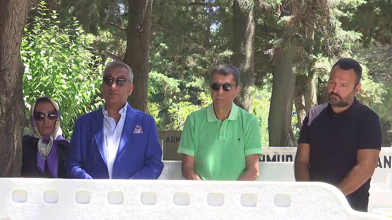 Kemal Sunal, mezarı başında anıldı - İSTANBUL