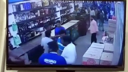மதுக் கடையில் நண்பர்களுடன் அடிதடியில் குதித்த காவலர்.. பரபரப்பு சிசிடிவி காட்சிகள்