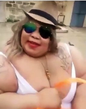 Cette femme aux formes généreuses s’adresse aux femmes rondes. Ecoutez !