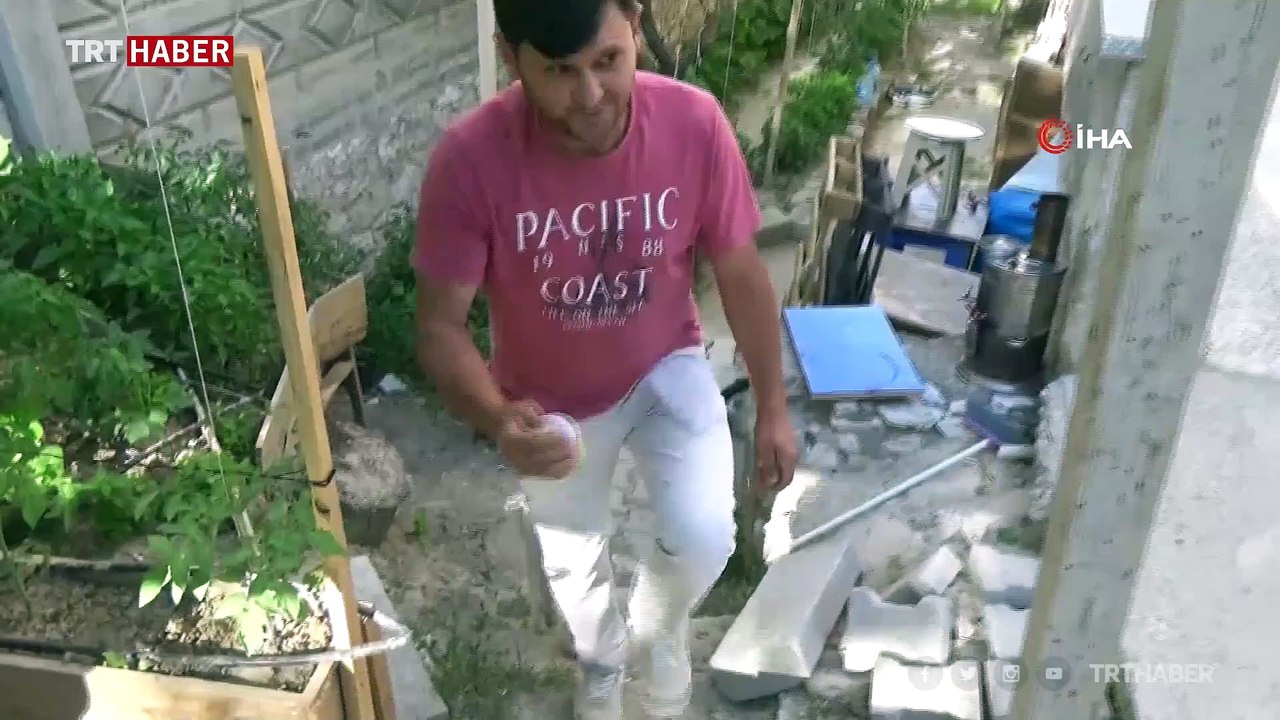 Çocuğu gibi büyüttüğü kuzusu peşinden ayrılmıyor