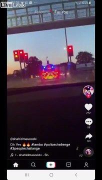 Ce conducteur suit une voiture de police en pleine course poursuite