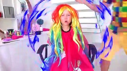 Alice pretend play in beauty salon with girl toys