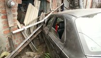 Carro impacta contra la pared de una vivienda en Guayaquil