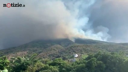 Stromboli, violente esplosioni: turisti impauriti si gettano in mare | Notizie.it