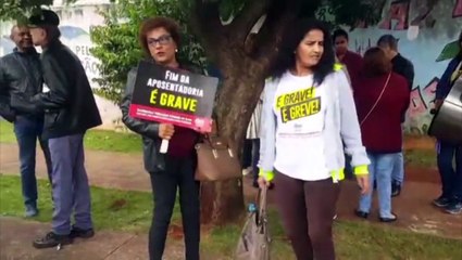 Sindicato realiza ato em colégio estadual onde aulas são parciais