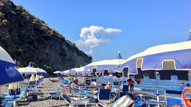 Italy volcano: eruption on island of Stromboli, evacuations begin