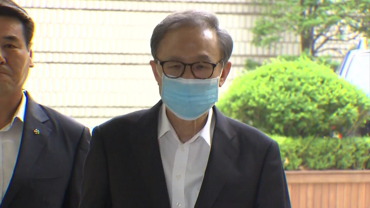 MB, 폐렴 입원 뒤 첫 법정행...삼성 임원 "다스 소송비, 이학수 지시로 집행"...