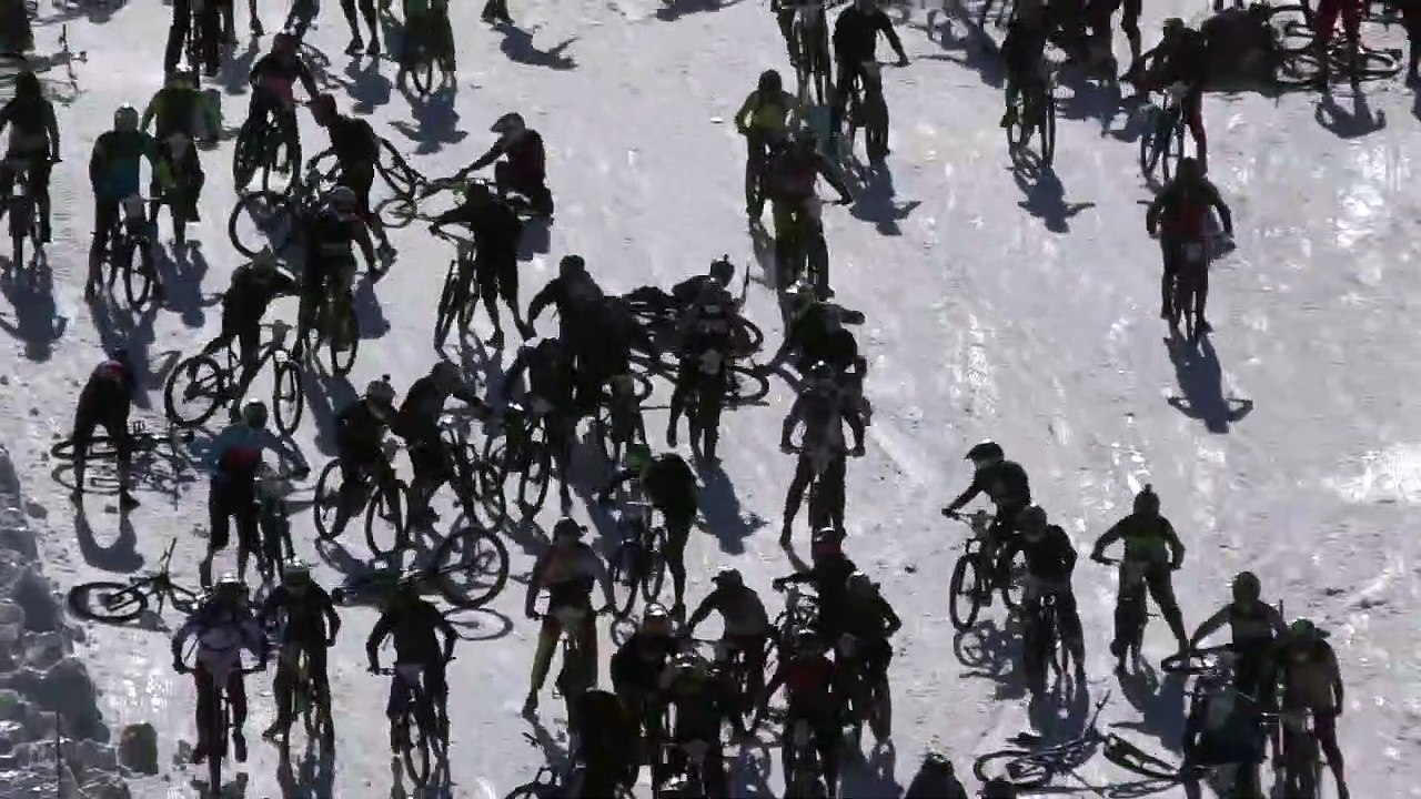 Une gigantesque chute lors d'une course à vélo sur la neige