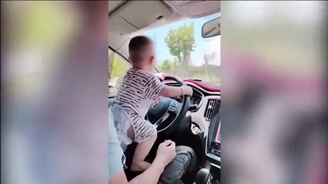 Un papa fait conduire son bébé... Dingue