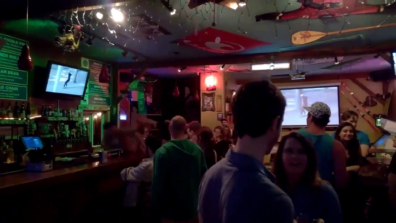 Il danse complètement bourré sur le bar... Mauvaise idée