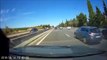Un automobiliste croise une voiture à l'arrêt sur l'autoroute A7