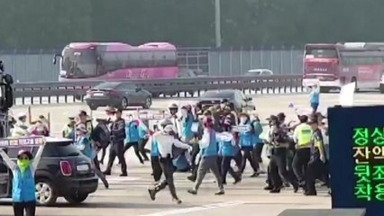 [속보] 요금 수납원, 경부고속도로 차로 점거...교통 혼잡 / YTN