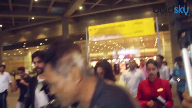 Sara Ali Khan & Kartik Aryan spotted at Mumbai airport; Watch video | Boldsky