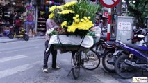 Voyage au Vietnam - Marchants ambulants à Hanoi - Vactours Vietnam