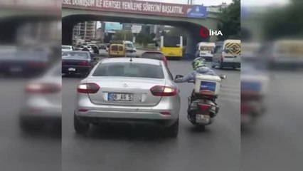 Arızalanan motosikletiyle otomobilin camına tutunup seyahat eden motosikletli kamerada