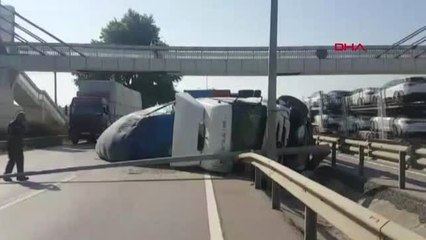 Bursa'da Çekirdek yüklü TIR devrildi, karayolu trafiğe kapandı