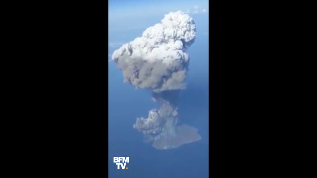 Ces images aériennes montrent l'immense colonne de fumée qui s'échappe du volcan Stromboli, après son éruption