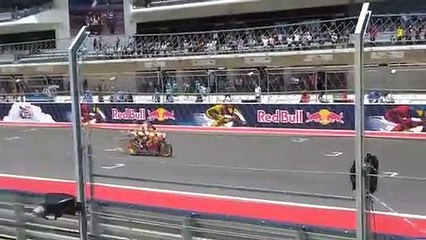 Bruitage à la bouche d'un départ de course de motos