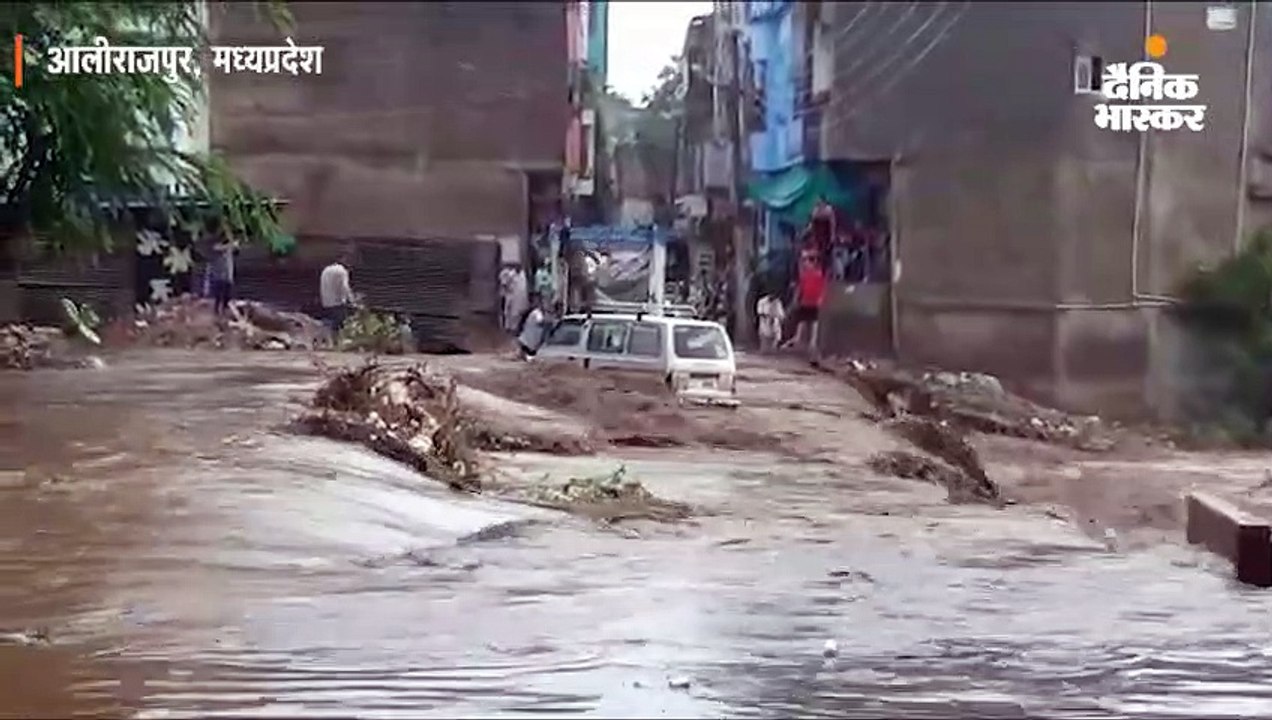 पानी के तेज बहाव में फंसी कार