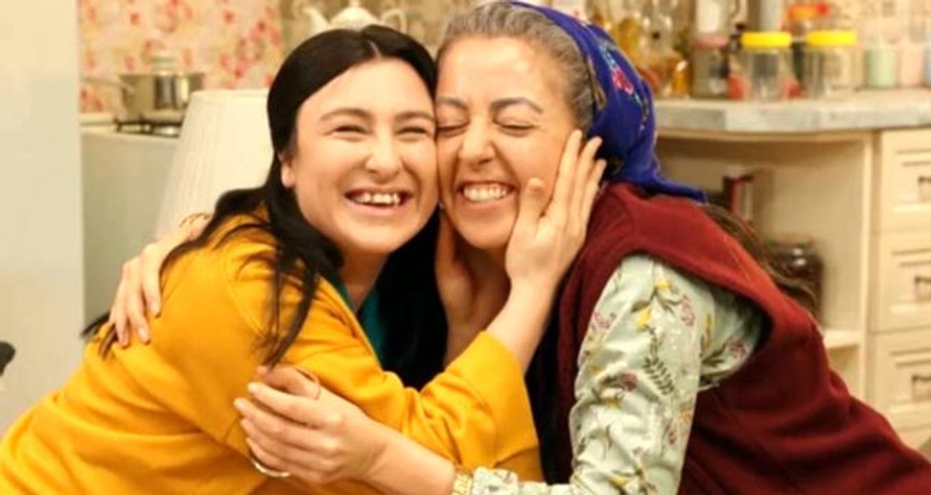 Oyuncu Yasemin Sakallıoğlu'nun kapak açma videosu gülmekten kırdı geçirdi