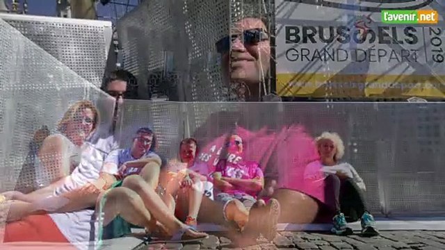 L'Avenir - Tour de France 1 - Supporters très tôt sur la Grand place de Bruxelles