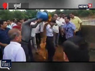 सड़क पर गड्ढे देखकर इंजीनियर पर भड़के विधायक समर्थक, कीचड़ से नहलाकर पुल पर लटकाया