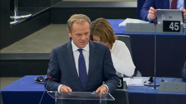 Donald Tusk defiende a Von der Leyen ante el Parlamento Europeo
