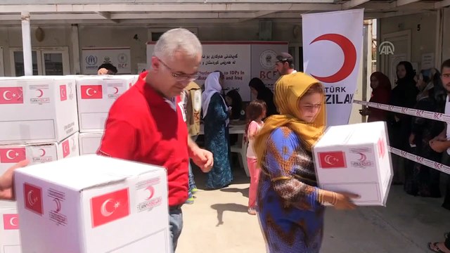 Türk Kızılaydan Musullu göçmenlere giysi yardımı - ERBİL