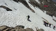 HAKKARİ Karlı 3 bin 487 rakımlı Sümbül Dağı'na zorlu tırmanış