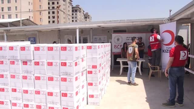 Türk Kızılaydan Musullu göçmenlere giysi yardımı - ERBİL