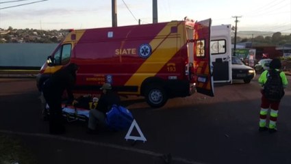 Motociclista é atingida por carro na Rua Jacarezinho